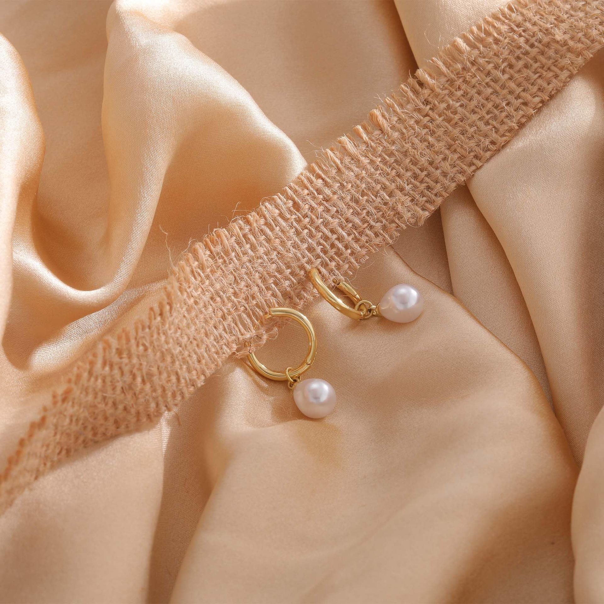 Su Damlası Şeklinde İnci Küpe - Minimalist ve Zarif Dangle Pearl Küpe