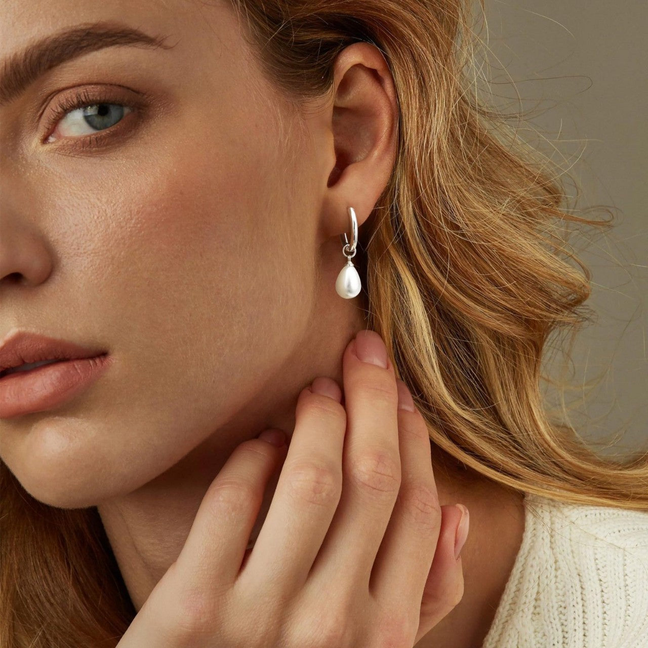 Su Damlası Şeklinde İnci Küpe - Minimalist ve Zarif Dangle Pearl Küpe