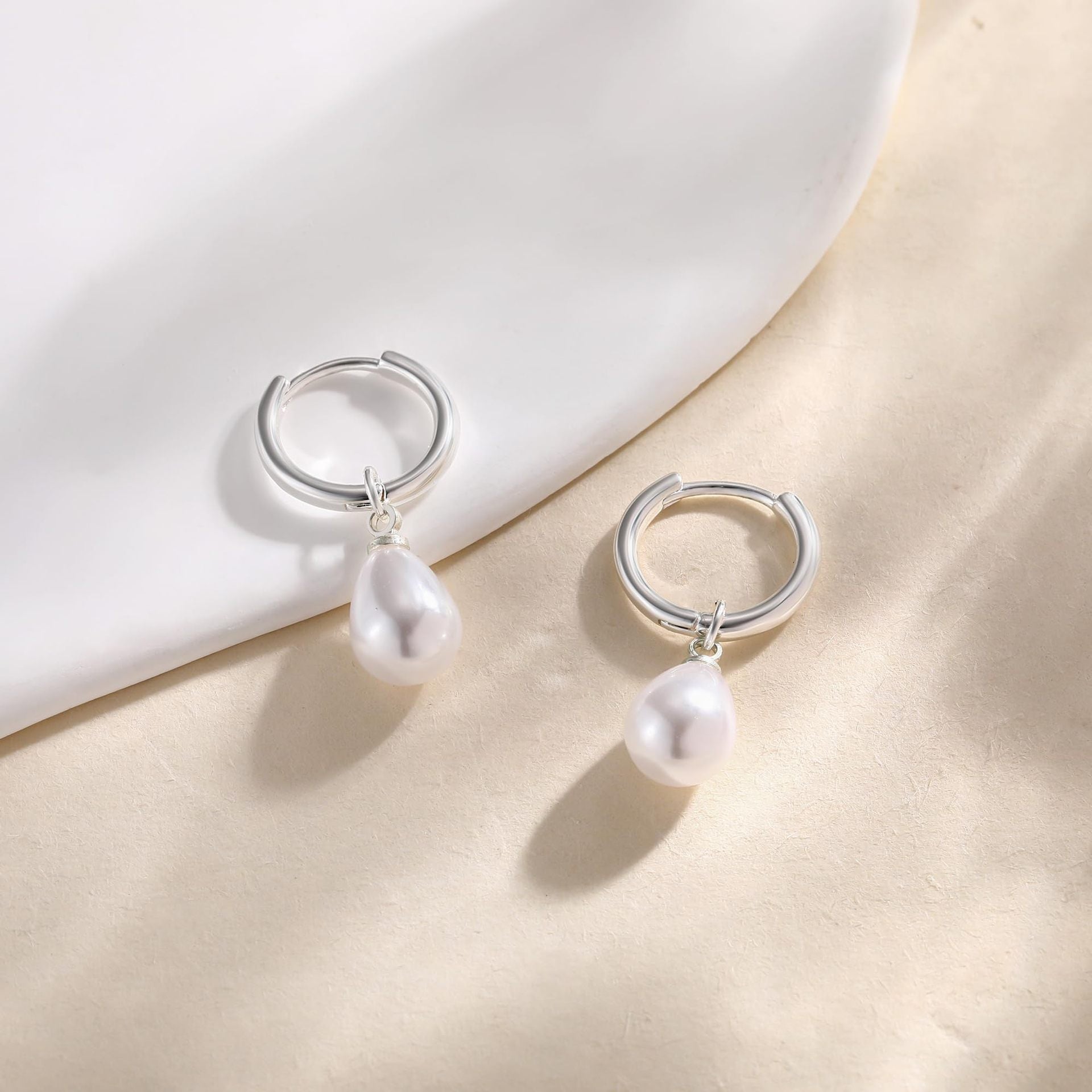 Su Damlası Şeklinde İnci Küpe - Minimalist ve Zarif Dangle Pearl Küpe